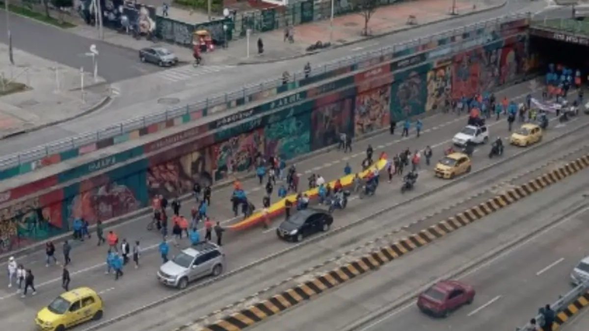 En vivo: así avanzan las manifestaciones este jueves 19 de febrero En Bogotá y en el país se llevarán a cabo manifestaciones convocadas por el Gobierno Nacional en defensa del salario mínimo vital, después de que el Consejo de Estado lo suspendiera provisionalmente. Conozca el minuto a minuto del desarrollo de esta jornada.